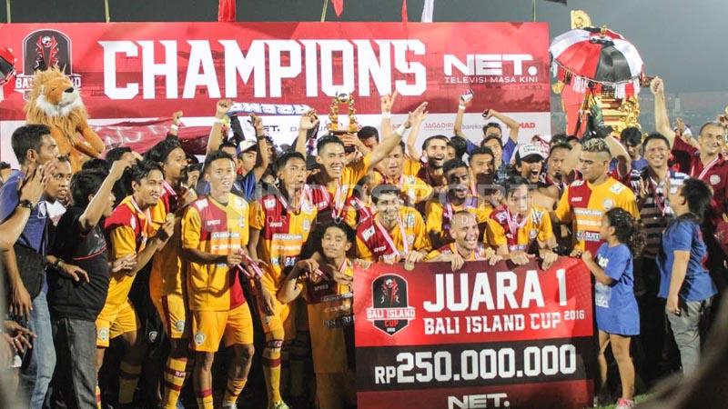 Selebrasi skuat Arema Cronus setelah menjuarai turnamen Bali Island Cup. - INDOSPORT